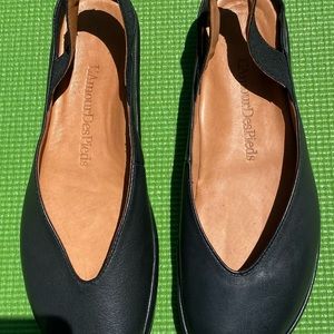 L’Amour Des Pieds closed toe, black leather flats